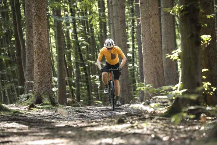 The Propain Terrel CF Trail sets its sights on routes away from paved gravel roads. The suspension fork increases comfort and control on the gravel bike.