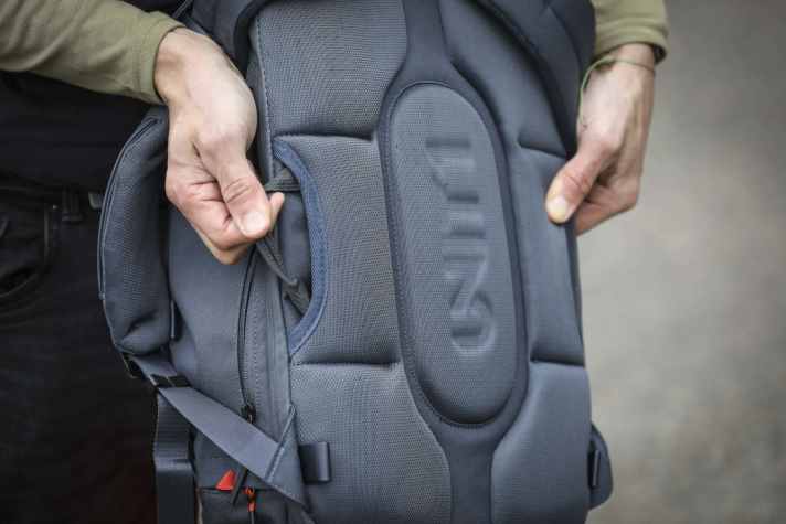 Solid but nothing special: the back system of the Torch 1. Check the strap, the rucksack is full of useful details.