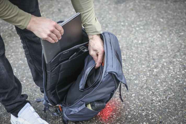 Zwei gut gepolsterte Laptop-Fächer (von außen erreichbar) und viele Taschen verstecken sich im Torch.