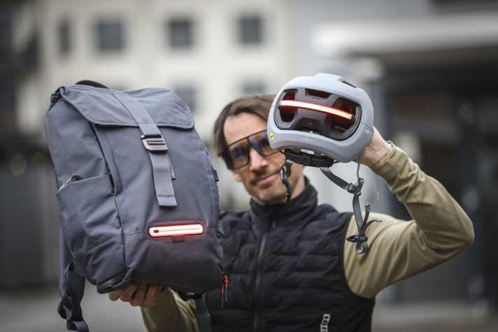 Der Rucksack lässt sich auch mit dem hauseigenen Helm (auch mit Rückleuchte) kombinieren. Der mitgelieferte Remote-Hebel erleichtert die Handhabung. Smart! Der Torch verdient eigentlich eine Bestnote - ausschließlich das durchschnittliche Rückensystem sprach dagegen.
