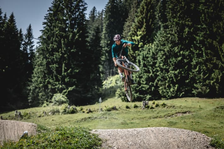 Bergab war viel Spaß dabei auf den Trails in Davos Klosters. Hier zieht Max Chapuis gerade ab.