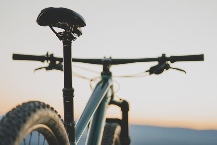 Both versions of the trail hardtail bike are equipped with dropper posts ex works.