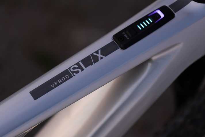 All models have Bosch's system controller in the top tube, which displays the U-level and battery status via coloured LEDs. The system is controlled via the wireless mini-remote on the handlebars.