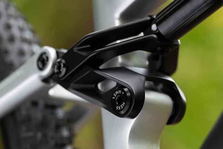 There is a flip chip in the shock mount that can be used to adjust the geometry. The yoke and bellcrank are made of aluminium.