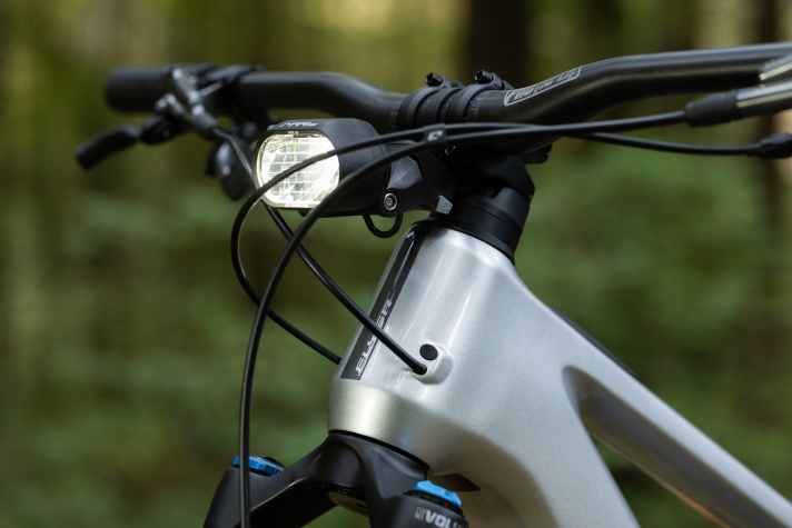 Alle Modelle haben eine Monkey-Link-Schnittstelle am Cockpit. Heißt: Ein optionales Frontlicht kann unkompliziert angeklickt werden. Der Strom kommt aus dem Haupt-Akku.