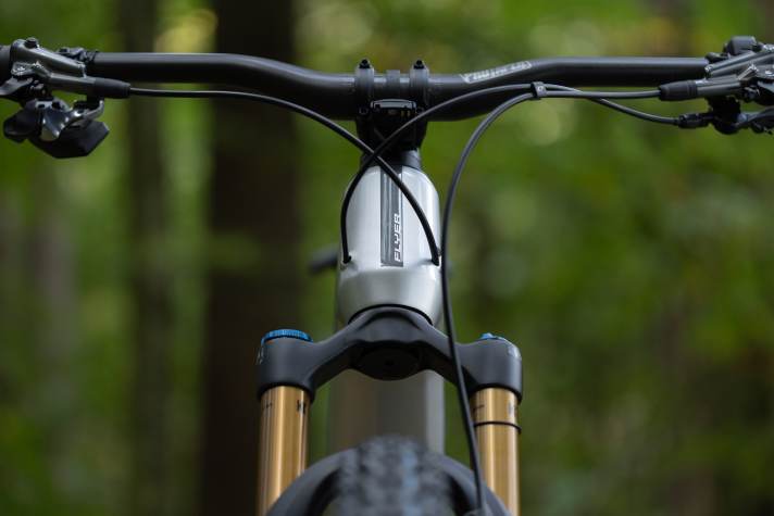 The cables run classically along the head tube into the inside of the frame.