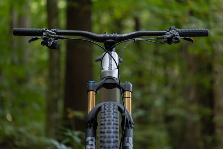 Das Carbon-Cockpit der beiden teuersten Modelle fällt mit 810 Millimetern richtig breit aus.