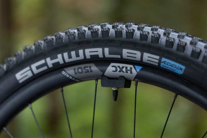 Alle Modelle kommen mit zahm profilierten Schwalbe Wicked Will in dünner Superground-Karkasse - für ein Trail-orientiertes E-MTB bieten diese nur mäßig Grip und Pannenschutz. Dafür sind sie leicht und rollen stark. Das Topmodell hat edle Carbonlaufräder von DT Swiss.