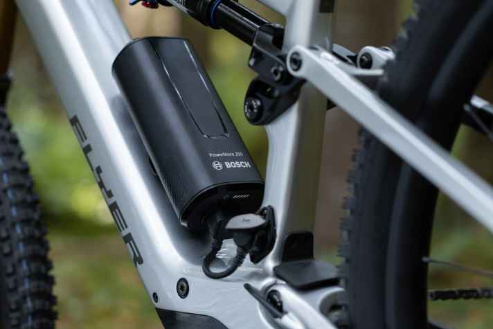 The Power More 250 range extender is clicked into the frame triangle and then plugged into the charging port. It weighs 1.6 kilos and is included with the two most expensive models.