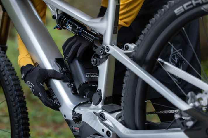 The 400-cell Bosch battery is permanently installed in the down tube of the Flyer. To increase the range, the 250 additional battery can be clicked onto the down tube.