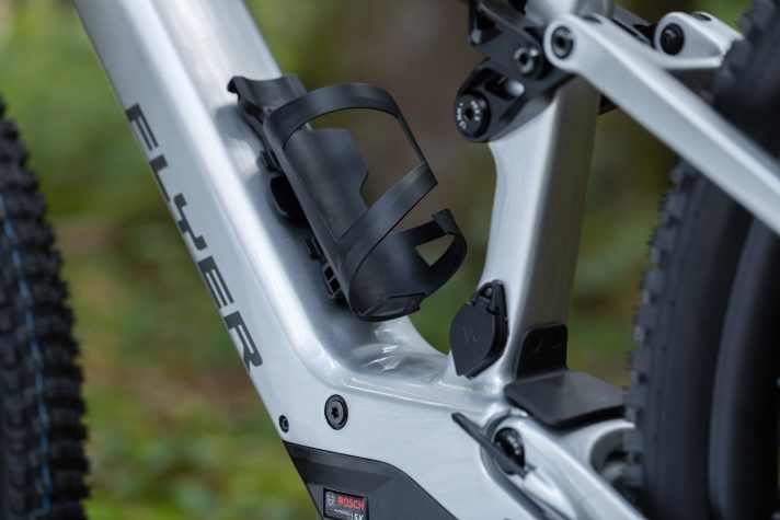 A special bottle cage can also be clicked onto the holder for the range extender. This makes it quick and easy to switch between setups.