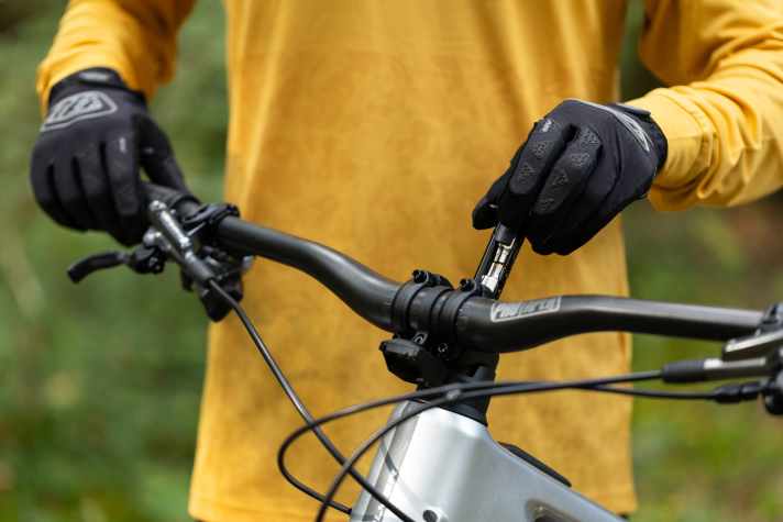 From the 8.70 model upwards, an integrated multitool is included in the head tube.