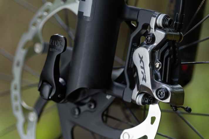 Viel Bremspower bei geringem Gewicht: Die XTR-Stopper von Shimano kommen vorne mit vier, hinten mit zwei Kolben.