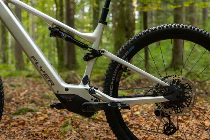 The carbon rear triangle is made from a single piece. Instead of a bearing, there are flexing struts that give the bike 130 millimetres of suspension travel.