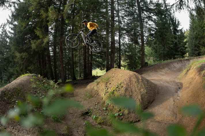 We wouldn't necessarily choose a 130-millimetre bike with Wicked Will tyres for stunts like this, but Flyer seems to have a lot of confidence in its Uproc SL:X. As this press photo should probably show.