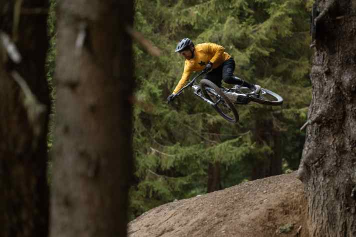 We don't want to promise that much style either - but we do want to update this article with our first riding impressions of the new light bike from Switzerland!