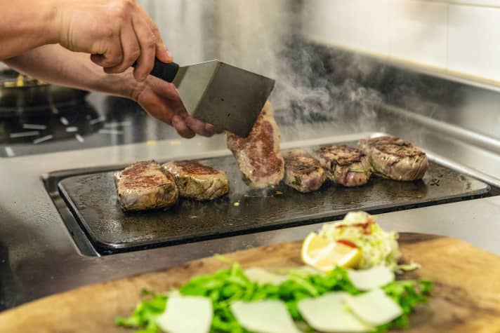 Tender and extremely juicy: the steak at the Raschötzhütte, famous for its cuisine.