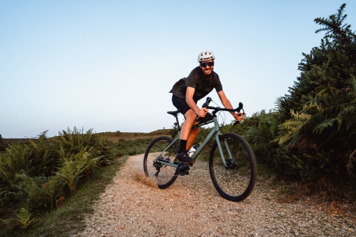 Avec ses 14,5 kilos en taille M et son moteur au moyeu de la roue arrière, l'E-Gravel se conduit presque comme un vélo sans moteur.