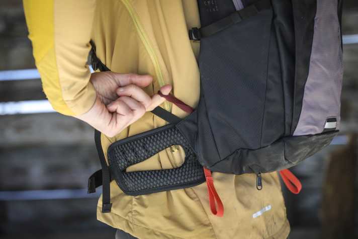 When it's time for the descent, you loosen the system. In combination with the wide hip fins, the Vaude then sits very stably.