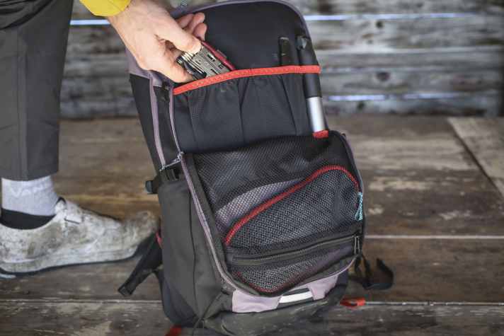 The Vaude is classically divided into a tool pocket and a main compartment. The lining is a slightly dark colour.