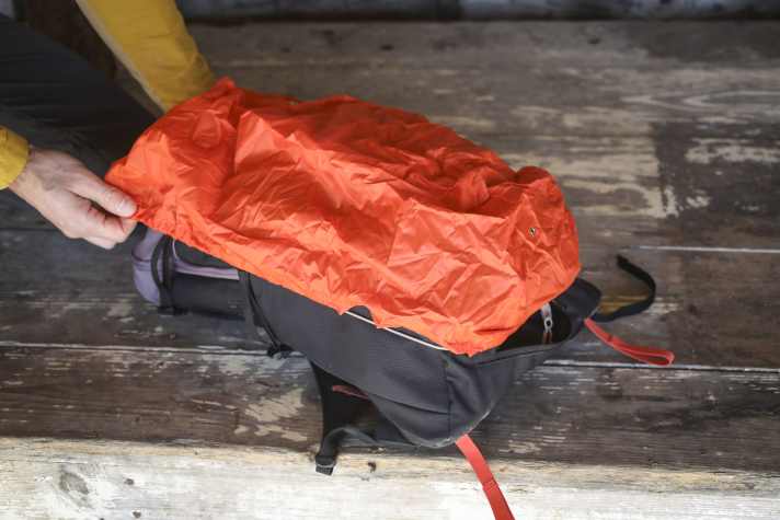 Kaum ein Fahrradrucksack ist wasserdicht, eine Regenhülle gehört daher zur Basisausstattung.