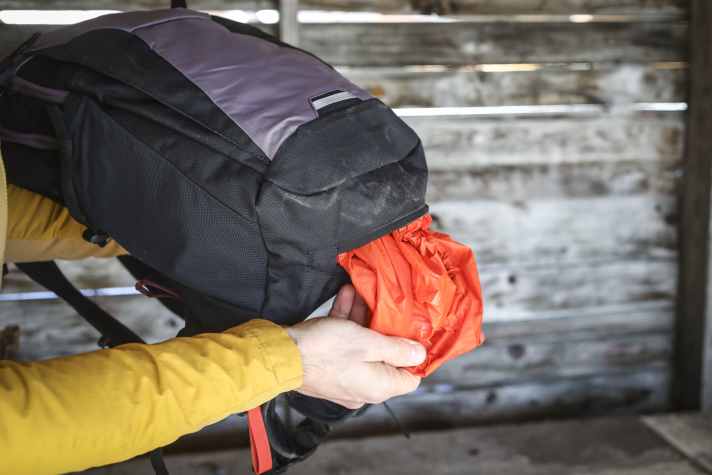 A rain cover in the bottom compartment is also part of the equipment.
