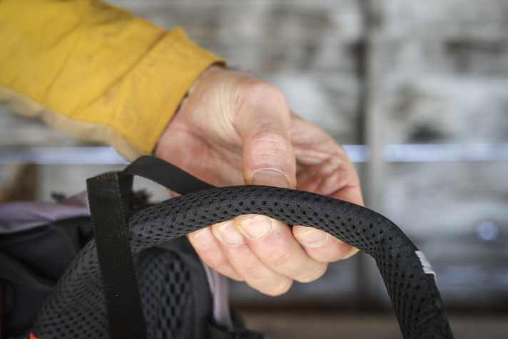 The shoulder straps are comfortably padded and anatomically shaped, but are slightly tapered at the end. They can press a little on the ribcage.