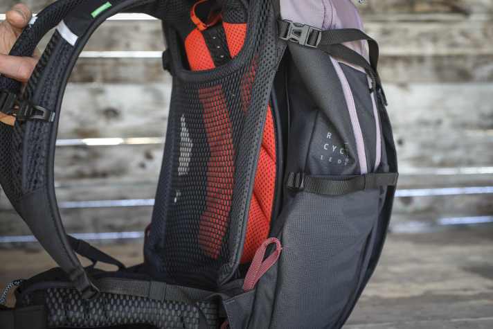 A system of four loops allows the Trailcontrol to be adjusted between the mesh and contact back while riding.