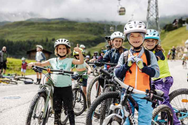 Glückliche Gesichter bei den Family Bike Vibes in Arosa.
