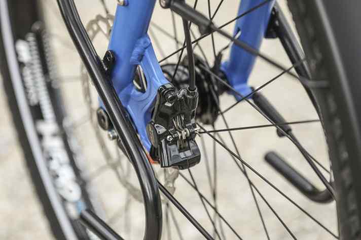 The Alfine stoppers bite heartily on the Shimano discs and also offer good ergonomics for one or two fingers.