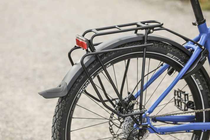 The rear rack carries 25 kilos and is supported on the main frame. There is also a second mounting level for panniers in favour of a low centre of gravity.