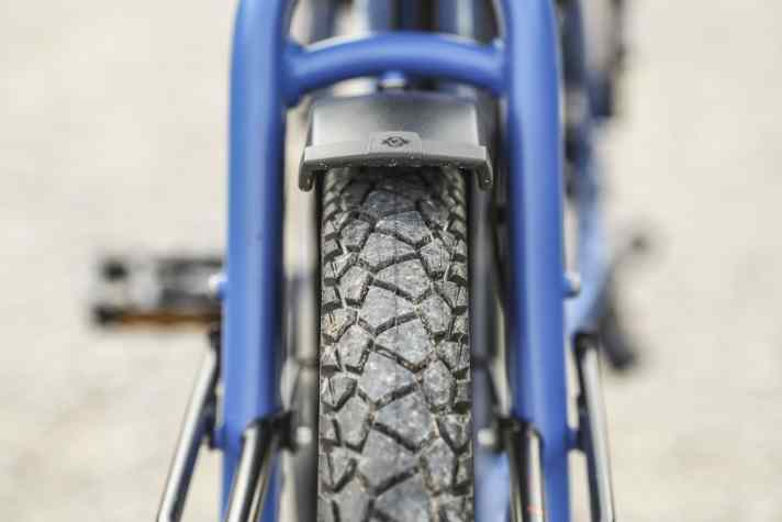 Exemplary: Even with the wide 60 mm tyres, there's still plenty of tyre clearance on the mudguard.
