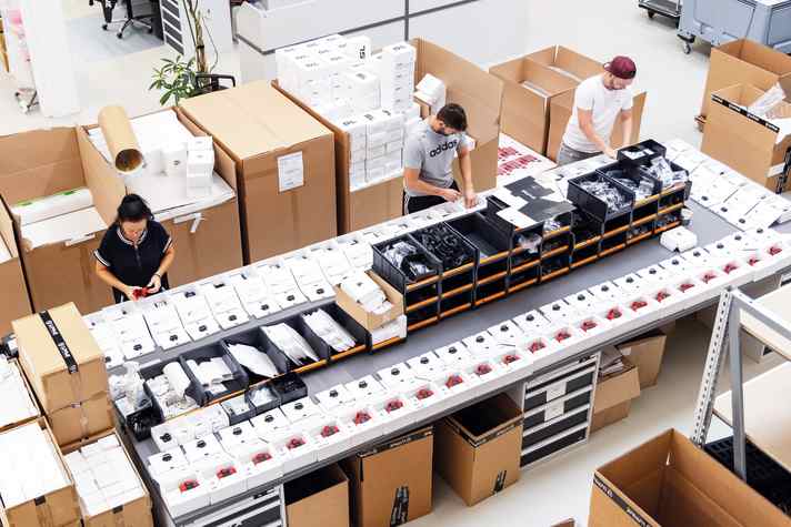 Blick auf den Versandtisch. Hier werden die Produkte aufwendig, aber natürlich möglichst nachhaltig verpackt.