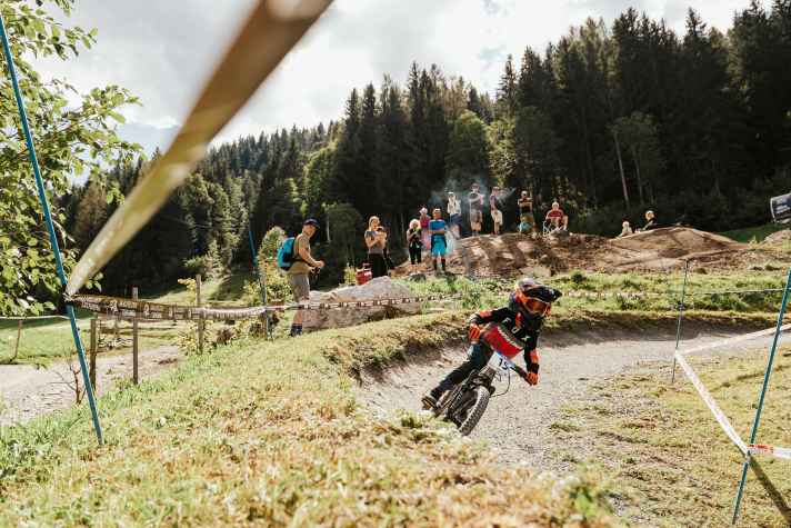 Rein in den Turn! Gut so.