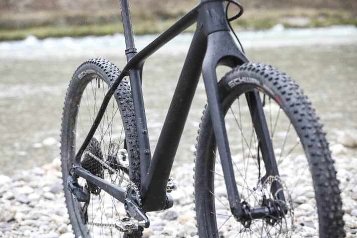All in black and without any frills, the carbon chassis of the VPace hardtail radiates a good dose of understatement.