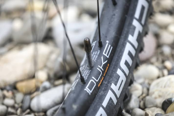 Die nur 23,5 Millimeter schmalen Duke-Felgen bauen dünner als an vielen Gravel-Bikes.