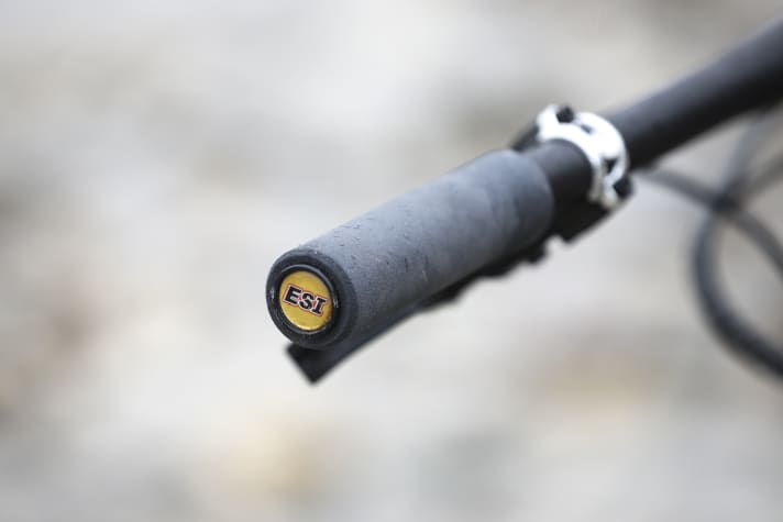 No mercy: The rider should not expect any comfort from the thin ESI silicone grips on the carbon flat bar of the VPace C4M.