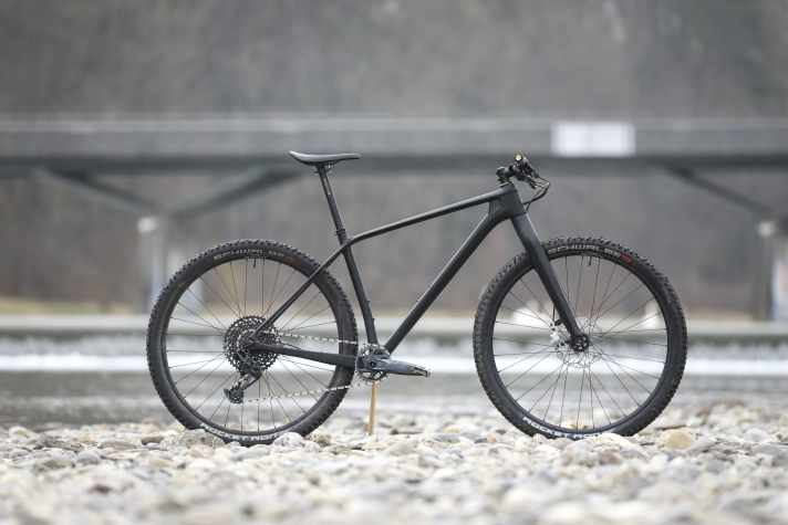 Black, sleek, fast: the minimalist VPace C4M is a fascinating hardtail MTB that’s sure to get you hooked.