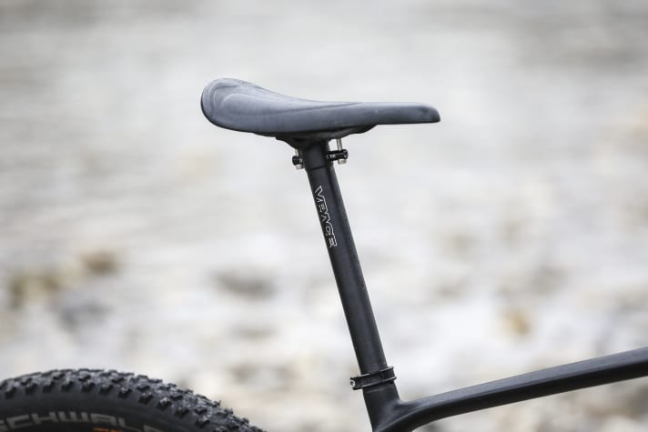 The own-brand parts on the VPace C4M are visually pleasing. The aluminium seatpost has a high-quality look and delivers a decent comfort value thanks to its narrow 27.2 millimetre diameter.