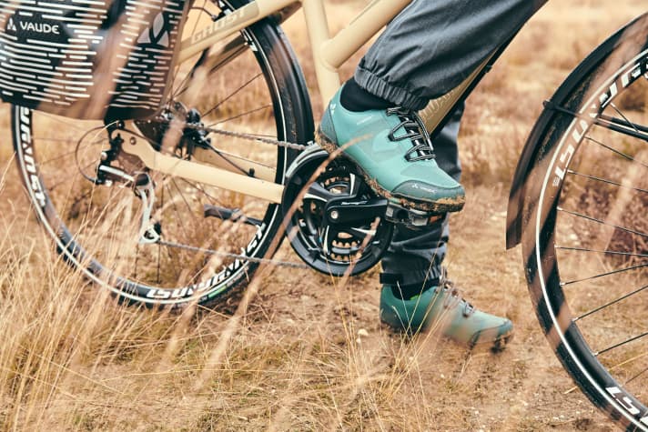 The tricky subject of shoes: cycling shoes are often too stiff for city strolls and the like - plus the extra costs.
Street shoes with firm soles also work for short to medium trips.