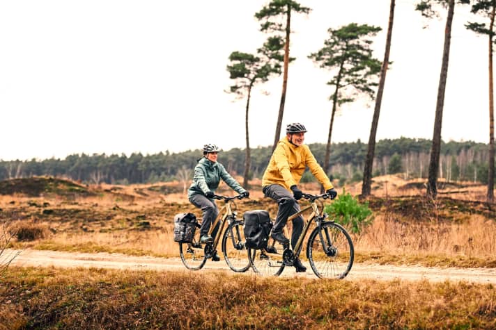 Classic touring cycling: Ideally, the panniers sit firmly on the pannier rack and do not interfere with pedalling.