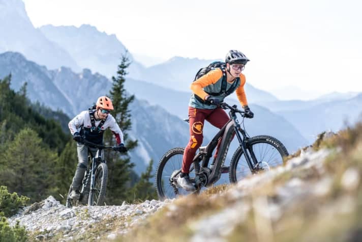 Die Bosch-Akkus sind zwar schwer, die Reichweite der Bikes ist mit an die 2000 Höhenmetern in unserem Standard-Testprozedere aber exzellent. Da bleibt viel Luft auch für lange Touren im Hochgebirge.