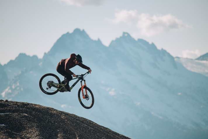 Rocky-Mountain-Teamfahrer Rémi Gauvin fliegt auf dem neuen Altitude durch den kanadischen Luftraum.