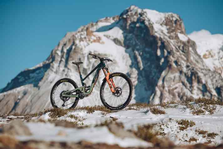 Ein Rocky Mountain in den Rocky Mountains: Die Kanadier präsentieren ihr neues Enduro Altitude für 2024 in unverkennbarer Weise.