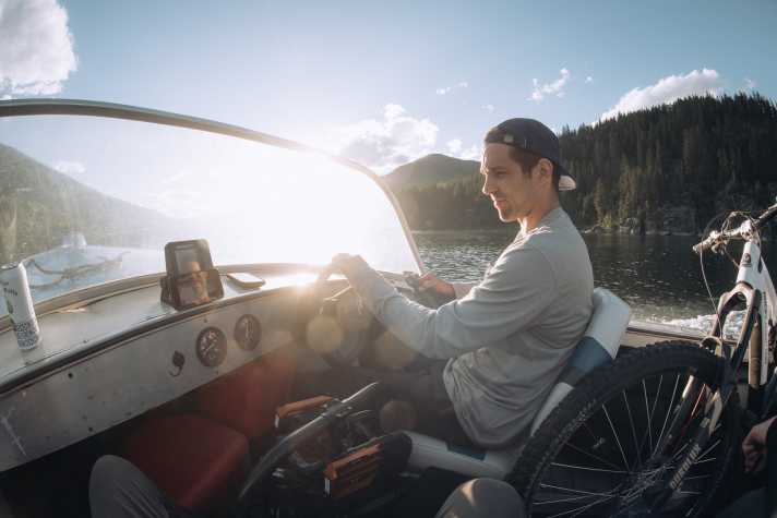Mit dem Boot zum Trail und dabei Eishockey aufm Handy schauen. Mehr British Columbia in einem Bild geht nicht!