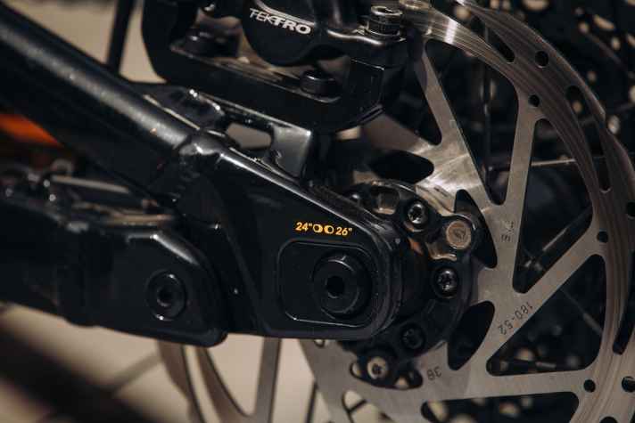 Das 24-Zoll-Modell kann durch den Tausch der Räder, das Anbringen der mitgelieferten 26-Zoll Steuersatzschalen und das Umdrehen des RIDE-2-Flip-Chips in ein 26-Zoll-Modell umgewandelt werden.