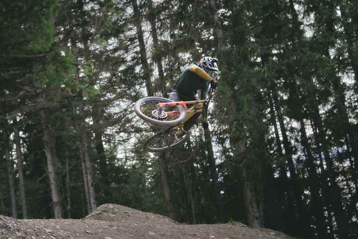 Auf der geshapten neuen T-Line kann man noch Gas geben, die neue “Back to the Roots” ist eher was für Bastler mit sensiblen Bremsfingern.