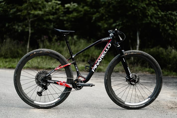 Schaut schon im Stand schnell aus: Das neue Pinarello Dogma XC Hardtail mit asymmetrischem Rahmendesign.