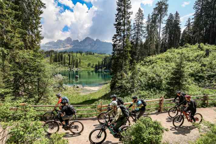 Hier am Karersee soll sich auch Kaiserin Sissi am liebsten erholt haben. 4 Tourentage rund um Rosengarten und Latemar mit Vollverpflegung und hoffentlich rot leuchtenden Dolomiten am Abend.