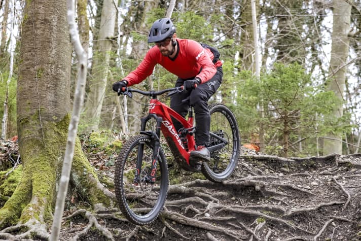 The special suspension shines with a lot of comfort, especially on fast, hard hits. However, the damping feels unusual.